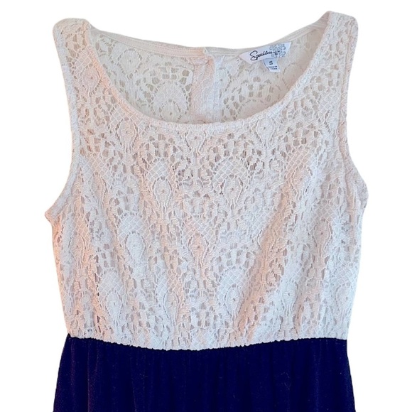 LACE Dress - Picture 2 of 9